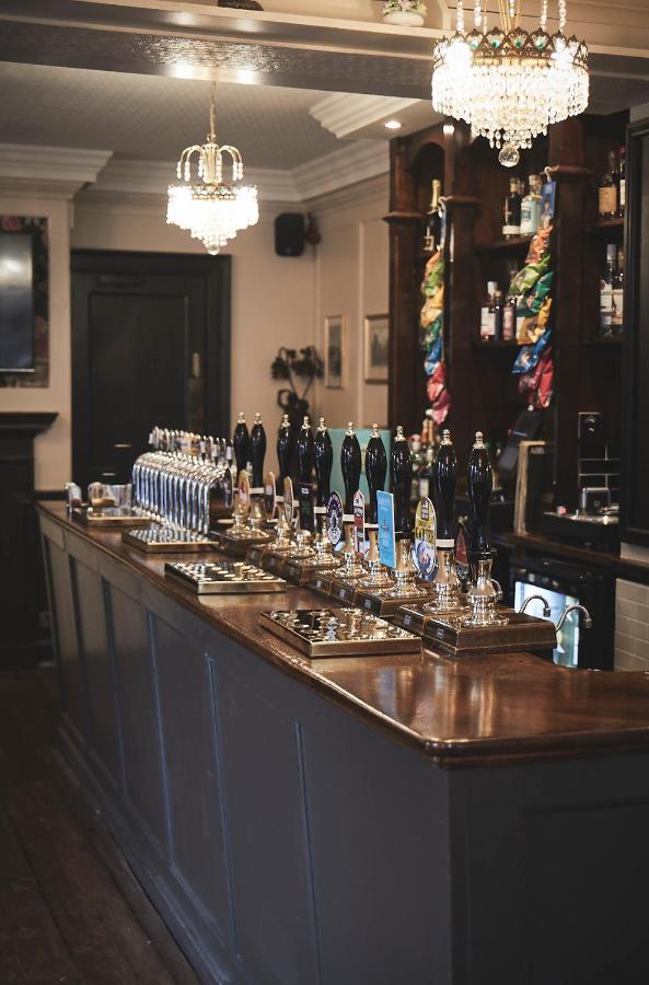 The Lord Grenfell Bed & Breakfast Maidenhead Exterior photo The bar at the Old Red Lion