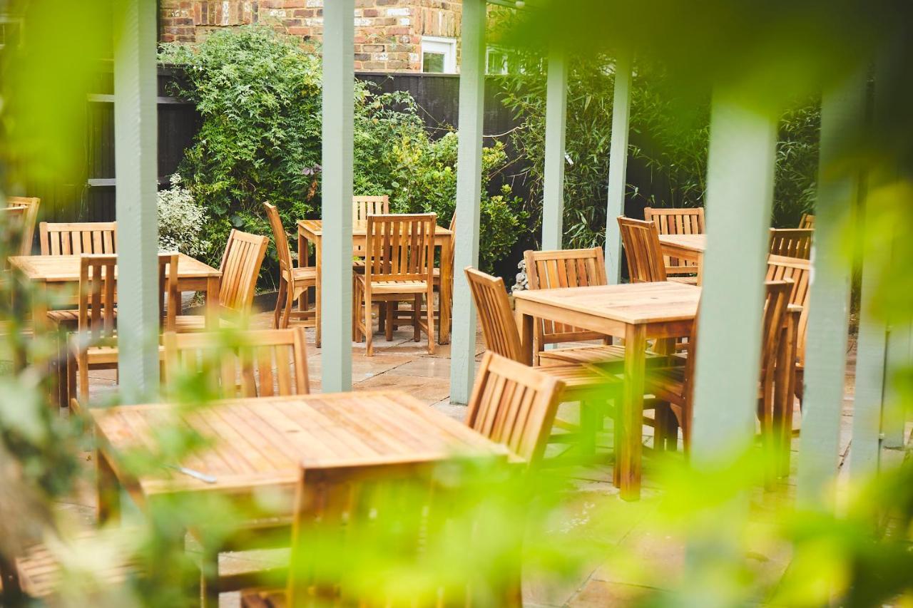 The Lord Grenfell Bed & Breakfast Maidenhead Exterior photo The garden at The Crown